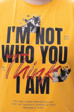 Футболка великого розміру з принтом «I'M NOT WHO YOU THINK I AM» Big Team, жовта