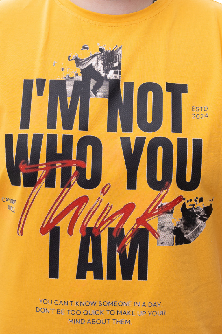 Футболка великого розміру з принтом «I'M NOT WHO YOU THINK I AM» Big Team, жовта